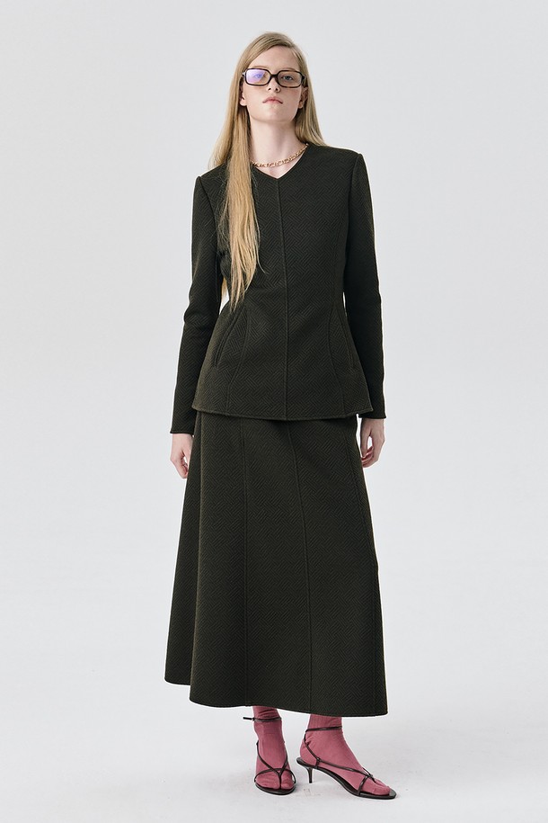 라운드 포켓 탑_브라운은 여성스러운 실루엣을 연출하는 셔츠/블라우스입니다. 부드러운 촉감의 폴리에스테르, 레이온, 스판덱스 혼방 소재로 제작되어 편안한 착용감을 선사합니다. 브이넥 라인과 긴 소매, 레귤러핏으로 클래식하고 세련된 스타일을 완성하며, 더블 웰트 포켓 디테일과 라운드 곡선 절개선이 특징입니다. 벨벳 텍스처와 신축성 있는 소재로 활동성을 높였으며, 오피스룩, 비즈니스 캐주얼, 모임룩 등 다양한 TPO에 활용 가능합니다. 미니멀하고 시크한 무드를 연출하여 사계절 내내 활용하기 좋은 아이템입니다.
