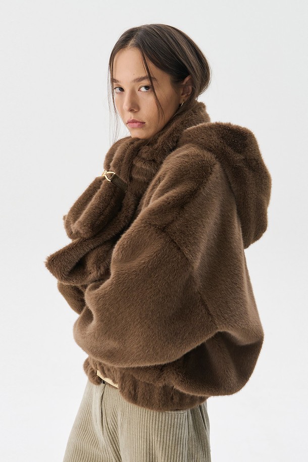 **리버서블 밍크 퍼 점퍼_브라운**

세련된 여성의 겨울 패션을 완성할 리버서블 밍크 퍼 점퍼입니다. 브라운과 블랙의 매력적인 컬러 조합으로, 양면 착용이 가능하여 다양한 스타일 연출이 용이합니다. 포근한 밍크 퍼 디테일과 루즈핏 디자인은 엘레강스하면서도 편안한 착용감을 선사합니다. 지퍼형 여밈 방식으로 간편하게 착용 가능하며, 모임룩과 같은 특별한 날에도 돋보이는 클래식한 스타일을 연출할 수 있습니다. 가을, 겨울 시즌, 부드러운 촉감과 두꺼운 두께로 따뜻함을 더해줍니다.
