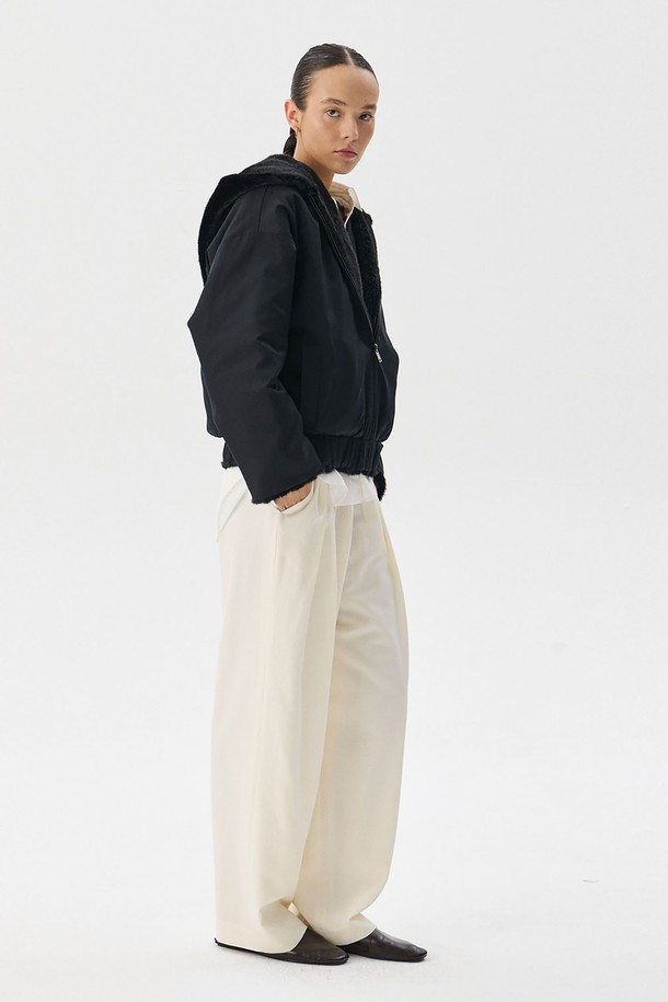 블랙 컬러의 리버서블 밍크 퍼 점퍼입니다. 가을, 겨울 시즌에 어울리는 두꺼운 두께감으로 포근하게 착용할 수 있으며, 양면 착용이 가능하여 다양한 스타일을 연출할 수 있습니다. 밍크 퍼 디테일과 로고 디테일이 고급스러운 분위기를 더하며, 루즈핏 디자인으로 편안한 착용감을 선사합니다. 지퍼형 여밈 방식으로 간편하게 착용 가능하며, 일상 및 모임룩에 모두 잘 어울립니다. 클래식하면서도 미니멀한 스타일을 즐기는 여성분들께 추천합니다.
