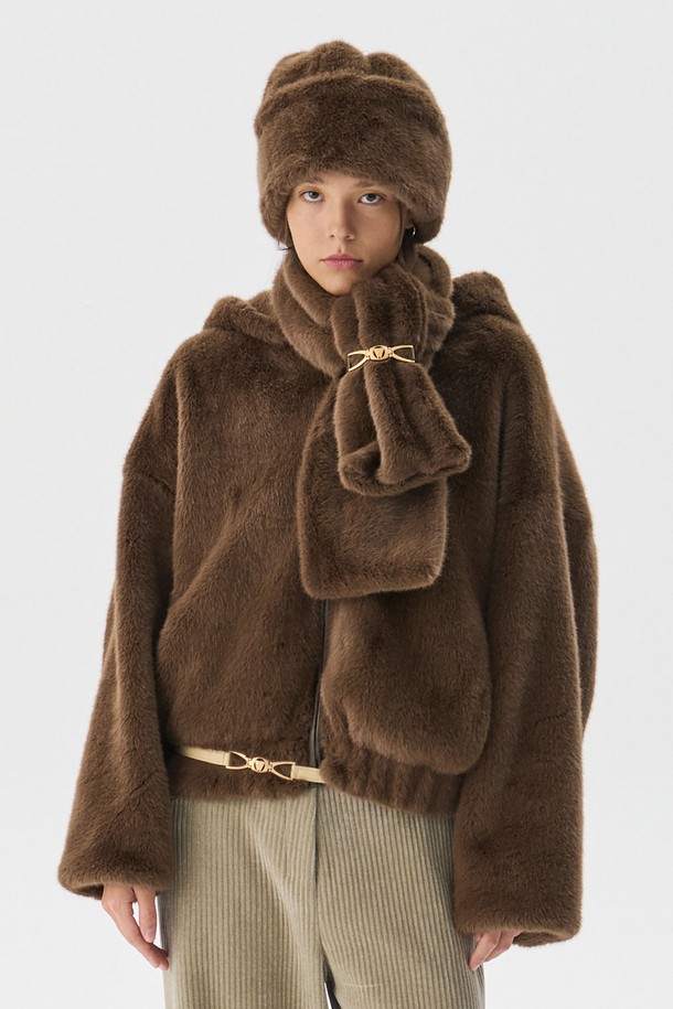 은은한 광택이 돋보이는 밍크 퍼 머플러입니다. 부드러운 촉감의 인조 밍크 퍼 소재로 제작되어 겨울철 보온성을 높여줍니다. 볼륨감 있는 디자인과 금속 로고 비죠 장식이 우아하고 클래식한 스타일을 더합니다. 브라운과 블랙 두 가지 색상으로 출시되어 다양한 룩에 매치하기 좋습니다. 모임룩이나 연말 모임룩에 활용하여 세련된 분위기를 연출해보세요.
