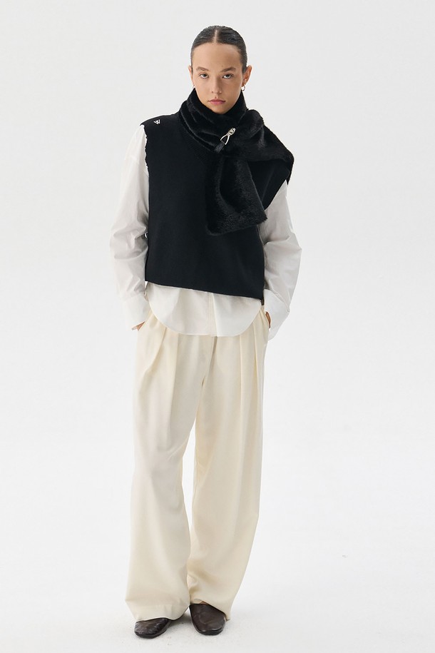 **Mink fur 머플러_Black**는 여성스러운 스타일을 위한 겨울철 필수 아이템입니다. 부드러운 촉감의 인조 밍크퍼 소재와 은은한 광택감이 우아하고 클래식한 분위기를 연출합니다. 블랙과 브라운 두 가지 컬러로 출시되어 다양한 스타일에 매치하기 용이하며, 두꺼운 두께감으로 뛰어난 보온성을 제공합니다. 벨트고리형 디자인으로 다양한 연출이 가능하며, 가벼운 착용감으로 편안하게 착용할 수 있습니다. 로고 디테일이 고급스러움을 더하는 머플러입니다.
