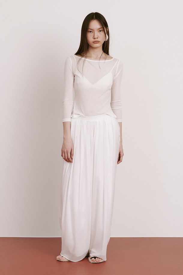 달빛 아래 부드럽게 흩날리는 듯한 "Moon Jar - Shaped Chiffon Pants_White"는 우아하고 미니멀한 스타일을 연출합니다. 얇고 가벼운 시폰 소재에 250% 셔링 디테일을 더해 풍성하면서도 시원한 착용감을 선사하며, 비침 걱정 없는 안감과 허리 밴딩 디자인으로 편안함까지 놓치지 않았습니다. 봄부터 초여름까지, 부드러운 촉감과 루즈핏으로 편안하고 세련된 데일리룩을 완성해보세요.
