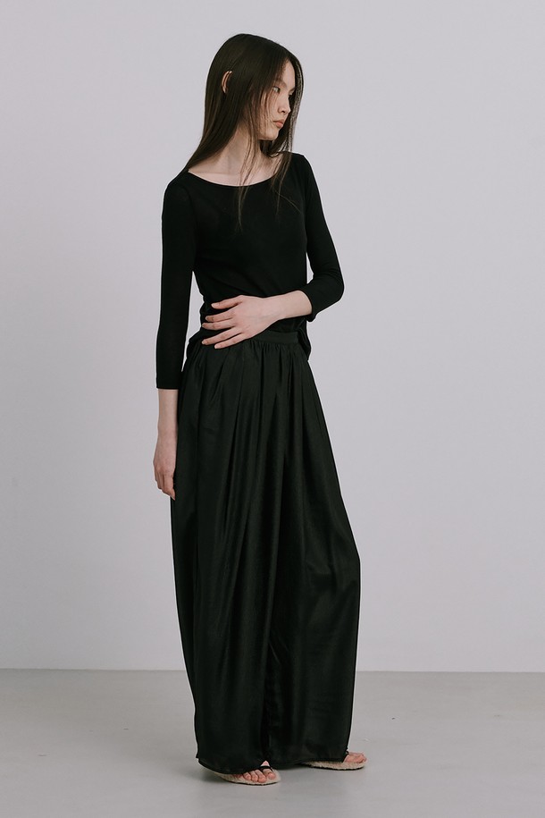 [1차 리오더] Moon Jar - Shaped Chiffon Pants_Black은 우아하고 미니멀한 스타일의 여성용 쉬폰 팬츠입니다. 부드러운 폴리에스테르 소재로 제작되었으며, 얇은 두께감과 비침 걱정 없는 안감 처리가 특징입니다. 250% 셔링 디테일과 허리 밴딩 디자인으로 편안하면서도 흐르는 듯한 실루엣을 연출하며, 봄, 초여름 일상복으로 활용하기 좋습니다.
