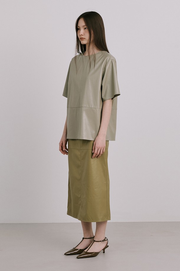 올리브 컬러의 에코 레더 스커트는 여성스러운 미니멀 무드를 연출합니다. 비건 가죽, 면, 폴리우레탄 혼방 소재로 제작되어 봄, 가을에 적합하며, A라인 핏으로 편안하게 착용 가능합니다. 크로스 라인 절개 디테일과 해리마감 시접, 미쓰마끼 봉제로 섬세한 디자인을 더했습니다. 데이트룩, 모임룩, 카페룩 등 다양한 TPO에 매치하여 시크하고 클래식한 스타일을 완성해보세요. 동물복지를 위해 비건 레더를 사용했으며 드라이클리닝을 권장합니다.

