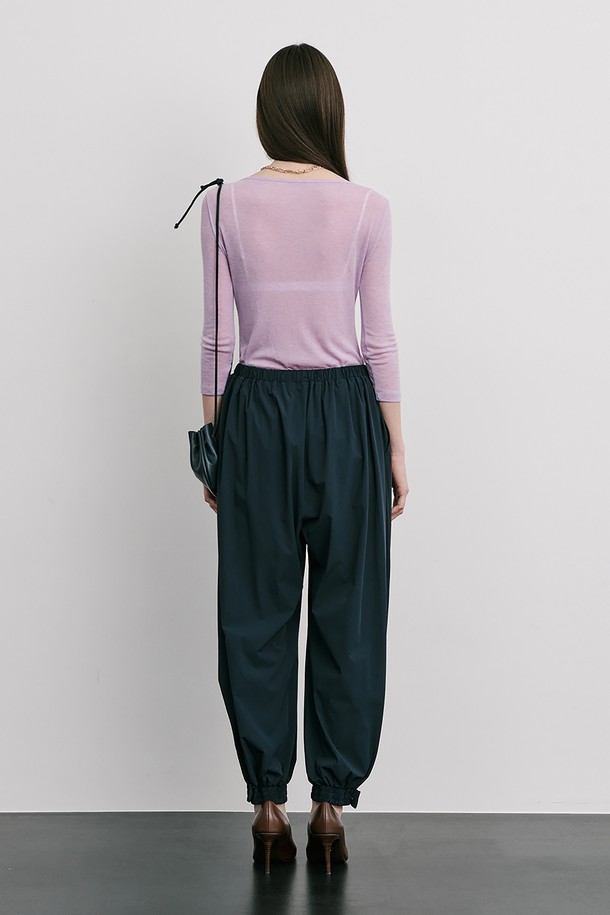 여성스러운 보트넥 디자인과 트렌디한 8부 소매가 돋보이는 25 Boatneck Sheer T_Purple입니다. 텐셀 70%와 울 30%의 혼방으로 제작되어 부드러운 촉감을 선사하며, 비치는 소재감이 은은한 멋을 더합니다. 얇은 두께감으로 봄, 여름 시즌에 시원하게 착용하기 좋으며, 미니멀하고 베이직한 스타일로 다양한 룩에 활용할 수 있습니다.
