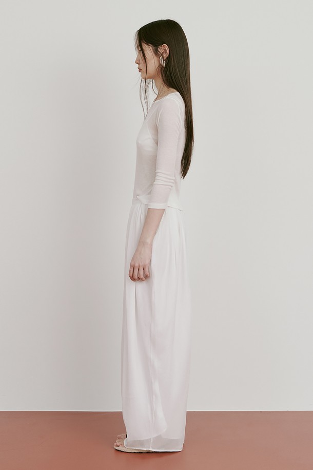 부드러운 텐셀과 울 혼방 소재로 제작된 25 Boatneck Sheer T_White 티셔츠입니다. 얇은 두께감과 은은하게 비치는 시스루 디자인으로 여성스러운 분위기를 연출하며, 보트넥과 8부 소매 기장으로 우아한 스타일을 더했습니다. 화이트, 퍼플, 그린, 블랙 등 다양한 컬러 옵션으로 제공되어, 봄, 여름 시즌 데일리룩에 미니멀하면서도 세련된 포인트를 줄 수 있습니다.
