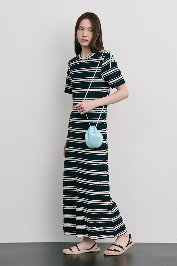 달항아리에서 영감을 받은 디자인의 Moon Jar - Shaped Belted Bag_Light Blue 색상 미니 백입니다. 폴리에스터, 폴리우레탄 소재로 제작되었으며, 벨트 장식이 특징입니다. 일상에서 크로스백 또는 벨트백으로 연출 가능한 액세서리형 미니멀 & 엘레강스 스타일의 무지 패턴 복주머니형 가방이며, 조임용 끈으로 잠금 가능합니다.
