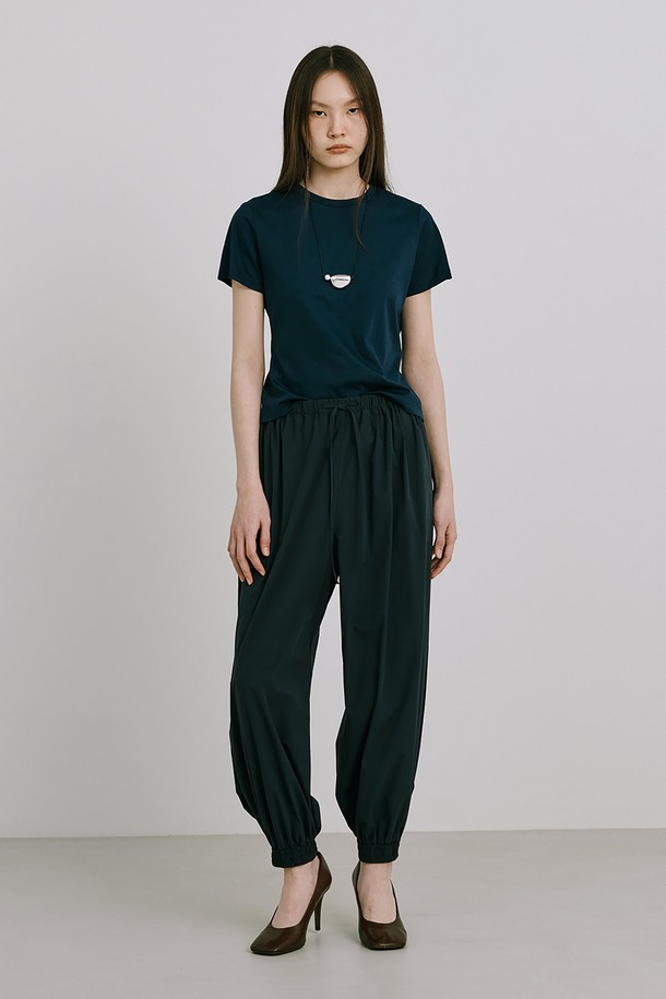 "25 Basic Short Sleeve T_Navy"는 부드러운 면 소재로 제작되어 편안한 착용감을 선사하는 슬림핏 반팔 티셔츠입니다. 네이비, 화이트, 블랙, 민트 4가지 컬러로 출시되었으며, 라운드넥에 베이직하고 미니멀한 디자인으로 일상에서 활용도가 높습니다. 바이오 워싱 처리, 1cm 네크립 디자인, 뒷넥 안쪽 나염 로고, 외줄삼봉 스티치 등 디테일한 마감으로 완성도를 높였습니다.
