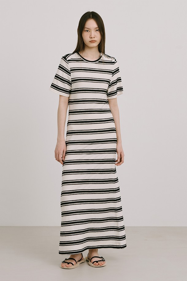 부드러운 면 소재의 Stripe Jacquard Knit Dress_Cream은 봄과 여름, 일상에서 편안하게 즐기기 좋은 니트 원피스입니다. 크림, 네이비 두 가지 컬러로 출시되었으며, 미니멀하고 베이직한 스타일을 연출합니다. 허리 라인을 잡아주는 린앤롱 A라인 플레어 실루엣에, 옆 네크 라인의 로고 금속 단추 디테일로 포인트를 주어 이지웨어룩을 완성합니다.
