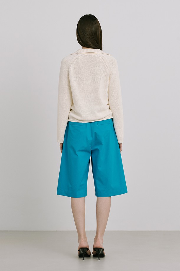 터키 블루 컬러의 25 버뮤다 팬츠는 여성용 반바지로, 봄, 여름에 착용하기 좋습니다. 루즈핏으로 편안하게 착용 가능하며, 코튼, 폴리에스터, 나일론 혼방 소재로 제작되었습니다. 허리 속마이깡, 지그재그 스티치, 사선 주머니, 벨트 착용, 허리 턱 디테일이 더해져 미니멀하면서도 베이직한 스타일을 연출합니다.
