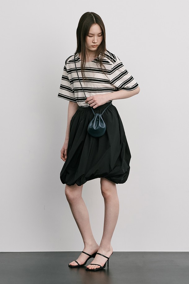 크리미한 컬러의 Stripe Jacquard Knit 반소매 티셔츠입니다. 부드러운 면 소재에 스트라이프 자카드 패턴으로 포인트를 주었으며, 옆 네크 라인에 금속 단추 디테일을 더해 은은한 멋을 더했습니다. 봄, 여름 시즌에 시원하게 착용하기 좋으며, 레이어드 스타일링에도 활용 가능한 레귤러핏 크롭 티셔츠입니다.
