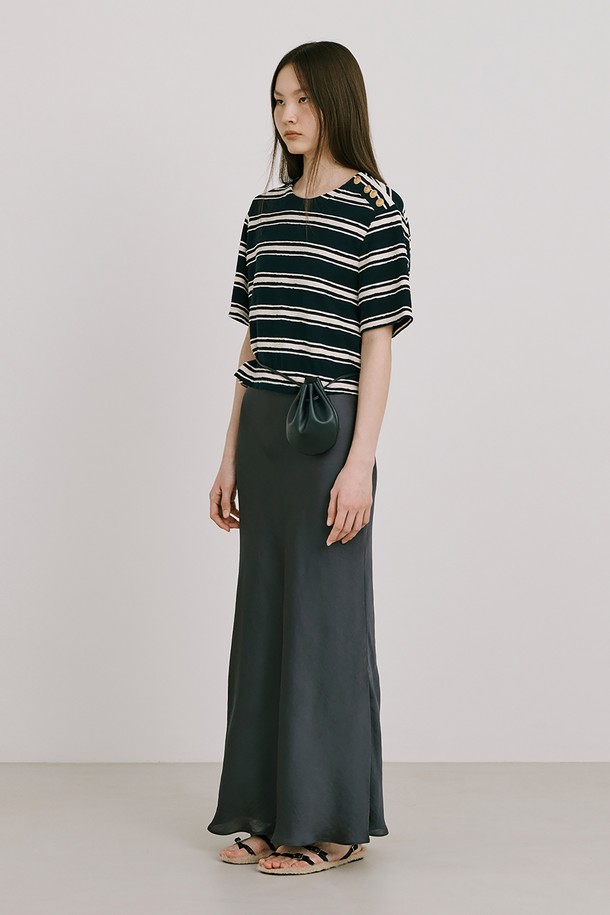 네이비 컬러의 Stripe Jacquard Knit Short Sleeve T는 여성용 티셔츠입니다. 면 소재의 레귤러핏 크롭 기장 반소매 티셔츠로, 스트라이프 패턴과 라운드넥 디자인이 특징입니다. 옆 네크 라인에는 로고 금속 단추 디테일이 있으며, 자카드 니트 소재로 제작되어 레이어드하여 다양한 스타일 연출이 가능합니다.
