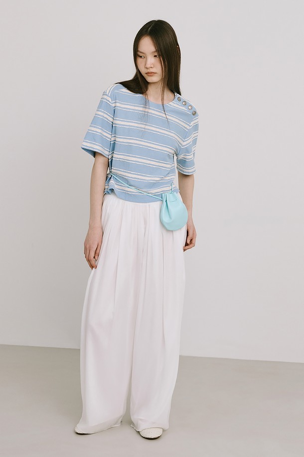 라이트 블루 컬러의 스트라이프 자카드 니트 반소매 티셔츠입니다. 면 소재로 제작되었으며, 미니멀하고 베이직한 스타일에 크롭 기장과 레귤러핏으로 편안하게 착용 가능합니다. 옆 네크 라인에 금속 단추 디테일이 있으며, 다양한 스타일링을 위한 레이어드 연출에도 용이합니다.
