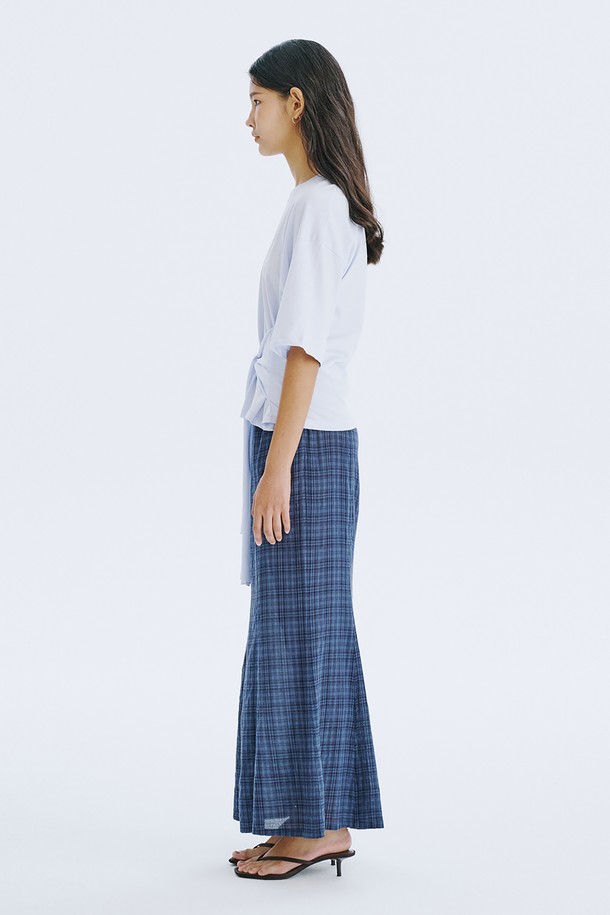 Waist Tied T_Light Blue는 얇고 시원한 면 소재의 여성 반소매 티셔츠입니다. 라이트 블루, 민트, 화이트 세 가지 산뜻한 색상으로 출시되었으며, 허리 스트랩 디테일과 레귤러 핏으로 미니멀하면서도 베이직한 스타일을 연출합니다. 허리 라인 조절이 가능하여 체형 커버 효과를 제공하며, 봄, 여름 시즌 일상복으로 활용하기 좋습니다.
