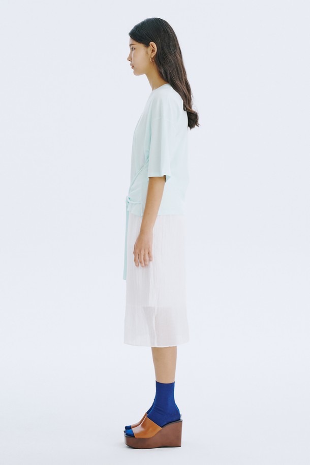 Waist Tied T_Mint는 부드러운 면 소재의 여성용 티셔츠입니다. 민트, 라이트블루, 화이트 세 가지 색상으로 출시되었으며, 루즈핏과 반소매 디자인으로 편안한 착용감을 선사합니다. 허리 스트랩으로 실루엣 조절이 가능하며, 얇은 두께감과 라운드넥 디자인으로 봄, 여름철 일상복으로 활용하기 좋습니다.
