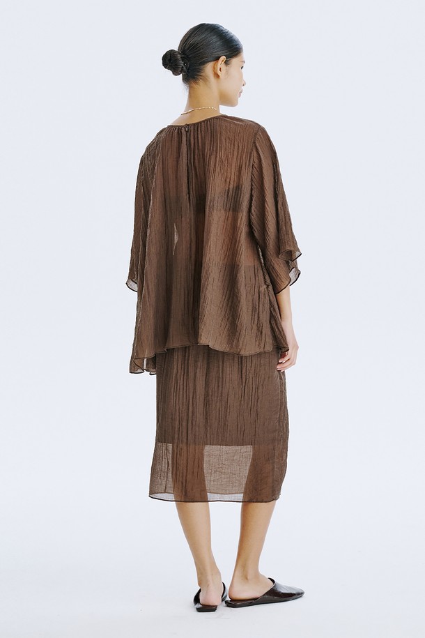 부드러운 촉감이 돋보이는 브라운 컬러의 플리세 블라우스입니다. 얇고 가벼운 텐셀 80%와 나일론 20% 혼방 소재로 제작되어 시원하고 편안한 착용감을 선사하며, 은은하게 비치는 시스루 디자인과 볼륨감 있는 소매 라인이 우아한 분위기를 더합니다. 라운드 넥, 루즈핏, 반소매 기장으로 디자인되어 일상에서 미니멀하면서도 세련된 스타일을 연출할 수 있으며, 다양한 아이템과 레이어드하여 개성 있는 룩을 완성할 수 있습니다.
