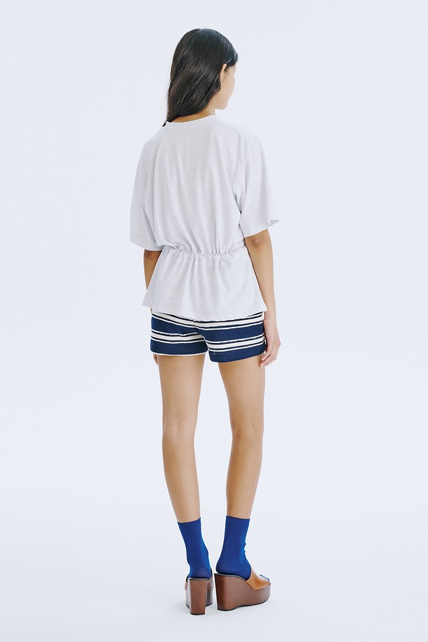 네이비 컬러의 스트라이프 자카드 니트 쇼츠는 여름철 데일리 및 홈웨어룩에 활용하기 좋은 여성 숏팬츠입니다. 면 소재로 제작되어 얇고 시원하며, 허리 전체 밴딩 처리로 편안한 착용감을 선사합니다. 클래식하면서도 캐주얼한 무드를 동시에 연출하며, 독특한 스트라이프 패턴과 레귤러핏 디자인으로 다리 라인을 더욱 길고 슬림하게 보이게 합니다.
