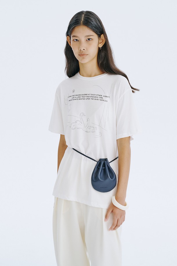 디자이너의 베를린 여행 그림일기를 담은 그래픽이 돋보이는 Picture Diary T_White입니다. 100% 코튼 소재로 제작되어 부드러운 촉감을 선사하며, 봄, 여름 시즌에 편안하게 착용할 수 있습니다. 미니멀하고 캐주얼한 스타일의 오버핏 반소매 티셔츠로, 라운드넥 디자인과 얇은 두께감으로 시원하게 즐길 수 있습니다.
