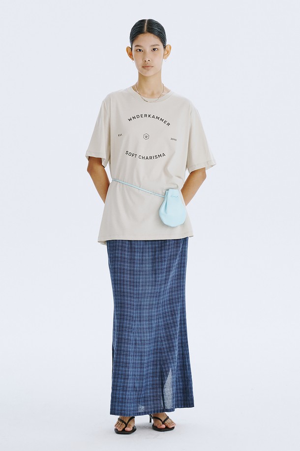 25 체크 머메이드 스커트_네이비는 여성스러운 실루엣을 강조하는 머메이드 스커트입니다. 허리부터 골반까지 슬림하게 잡아주는 디자인으로, 우아하게 퍼지는 머메이드 라인이 돋보입니다. 클래식한 체크 패턴과 부드러운 코튼, 레이온 혼방 소재로 제작되어 편안한 착용감을 선사합니다. 네이비, 카키 두 가지 색상으로 출시되었으며, 데이트룩, 오피스룩, 모임룩 등 다양한 TPO에 활용 가능합니다. 클래식, 미니멀, 시크한 스타일을 연출하기에 좋은 아이템입니다.
