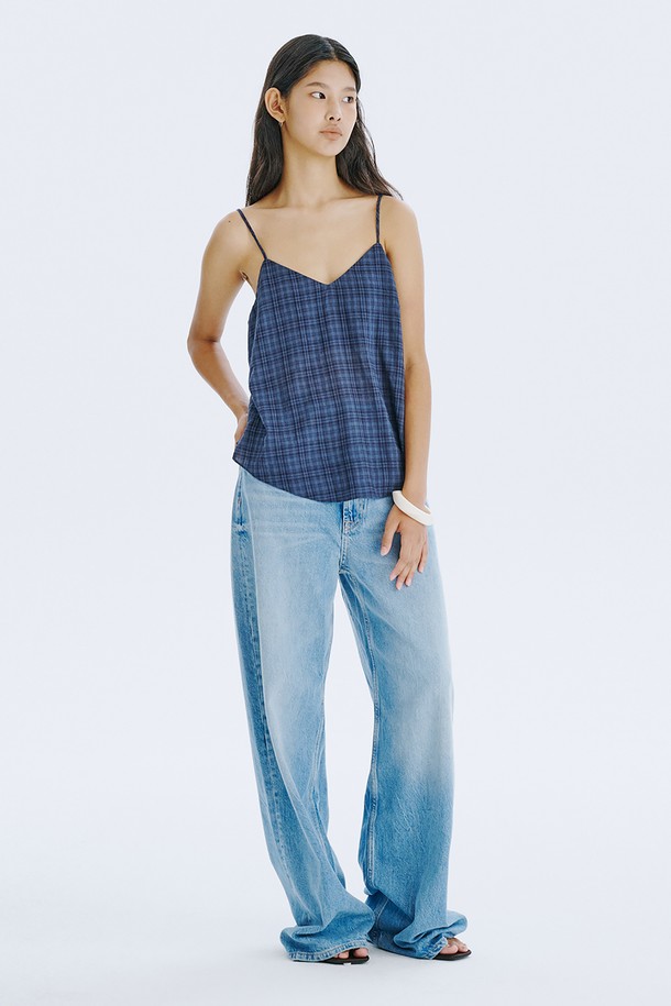 네이비 컬러의 체크 패턴이 돋보이는 민소매 탑입니다. 부드러운 면 80%와 레이온 20% 혼방 소재로 제작되어 시원하고 편안한 착용감을 선사하며, 브이넥 디자인에 아일렛 디테일과 끈 조절이 가능한 특징이 있습니다. 여름철 일상룩에 클래식하면서도 미니멀한 포인트를 더해줄 레귤러핏 상의입니다.
