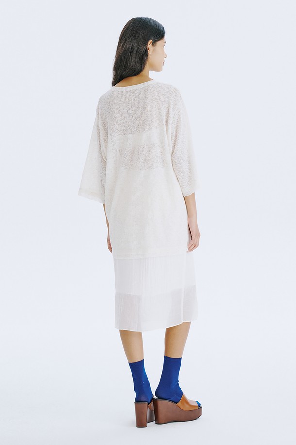 여름철 시원하게 즐길 수 있는 여성용 긴소매 메쉬 풀오버입니다. 아이보리, 카키, 네이비 3가지 색상으로 출시되었으며, 얇고 가벼운 폴리에스테르, 린넨, 스판덱스 혼방 소재를 사용하여 쾌적한 착용감을 선사합니다. 라운드넥, 오버핏 디자인에 시스루 패턴으로 포인트를 더했으며, 로우컷 및 소매 밑단 디테일로 레이어드 스타일링에 활용하기 좋습니다.
