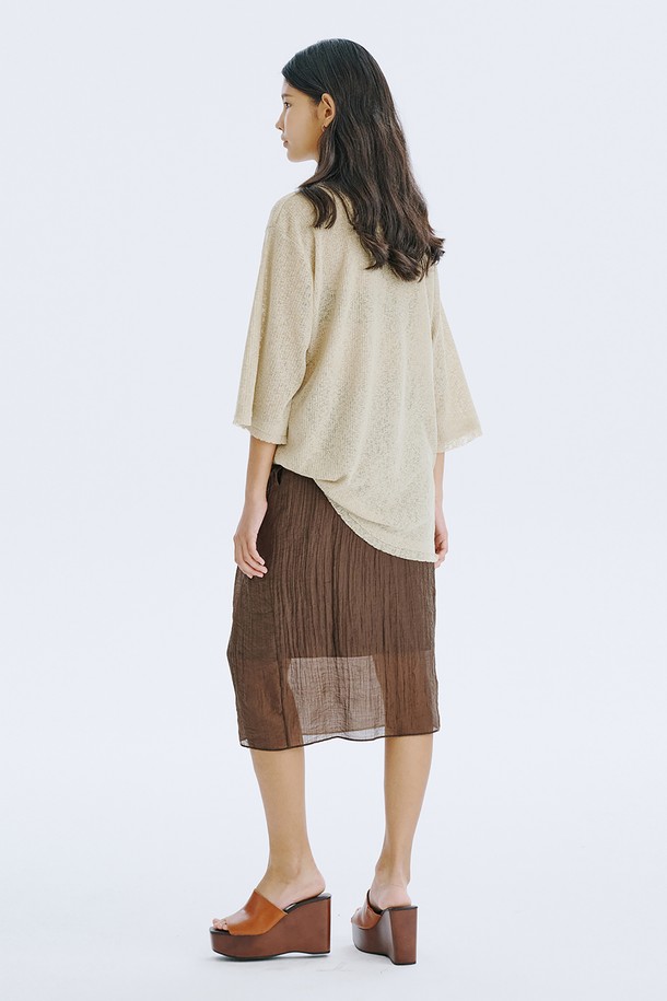 여름철 시원하게 즐길 수 있는 여성용 긴팔 메쉬 풀오버입니다. 부드러운 촉감의 폴리에스테르, 린넨, 스판덱스 혼방 소재로 제작되었으며, 얇은 두께감과 시스루 디자인이 특징입니다. 라운드넥과 오버핏으로 편안한 착용감을 선사하며, 미니멀한 스타일을 연출하기 좋은 카키, 아이보리, 네이비 3가지 색상으로 선보입니다.
