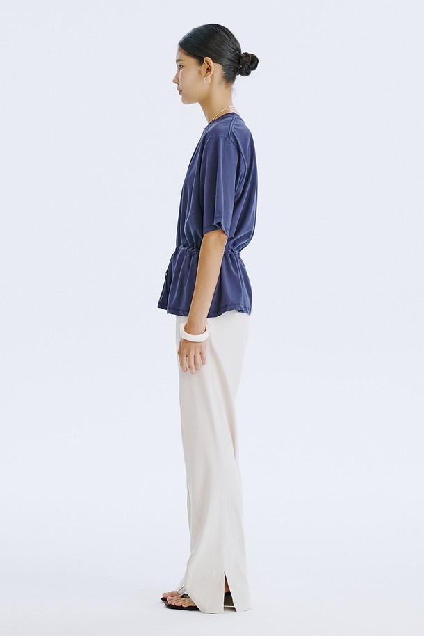 네이비 컬러의 Stopper Jersey 티셔츠는 여름철 일상에서 시원하게 착용하기 좋은 반소매 크롭 티셔츠입니다. 부드러운 면 소재로 제작되어 얇고 쾌적한 착용감을 선사하며, 구김이 적어 편안하게 즐길 수 있습니다. 허리 부분의 스토퍼 디자인으로 핏 조절이 용이하며, 미니멀하고 베이직한 스타일로 다양한 룩에 활용하기 좋습니다.
