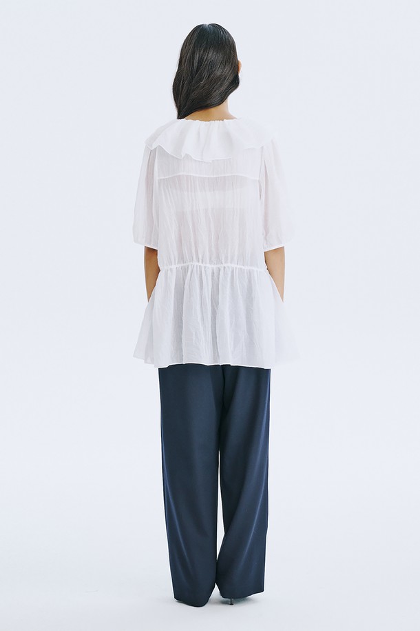 시원한 여름을 위한 See-Through 오버핏 셔링 블라우스입니다. 은은하게 비치는 시스루 소재와 부드러운 촉감이 특징이며, 우아하고 페미닌한 무드를 연출합니다. 스퀘어넥 디자인과 프릴, 셔링 디테일이 더해져 여성스러운 실루엣을 완성합니다.
