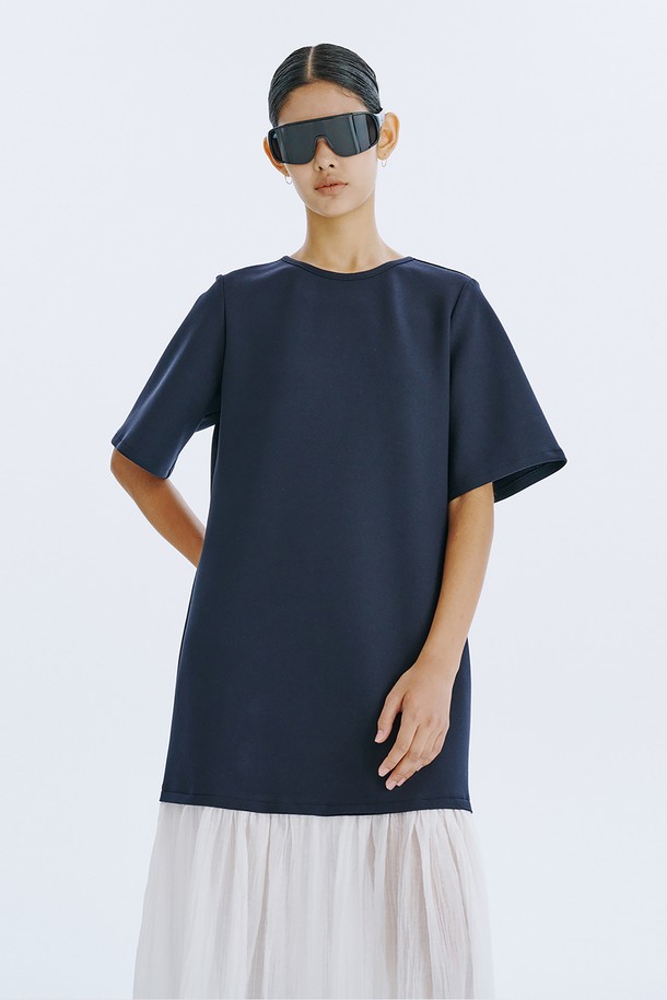 네이비 컬러의 Bare Back 셔링 드레스는 여성스러운 매력을 돋보이게 하는 데일리 원피스입니다. 얇고 쉬어한 촉감의 폴리에스테르, 스판덱스, 텐셀, 나일론 혼방 소재로 제작되어 봄, 여름 시즌에 시원하게 착용할 수 있습니다. U넥 라인과 플레어 치마, 반소매 디자인에 백 라인 오픈과 셔링 디테일, 리본 장식이 더해져 우아하면서도 베이직한 스타일을 연출합니다.
