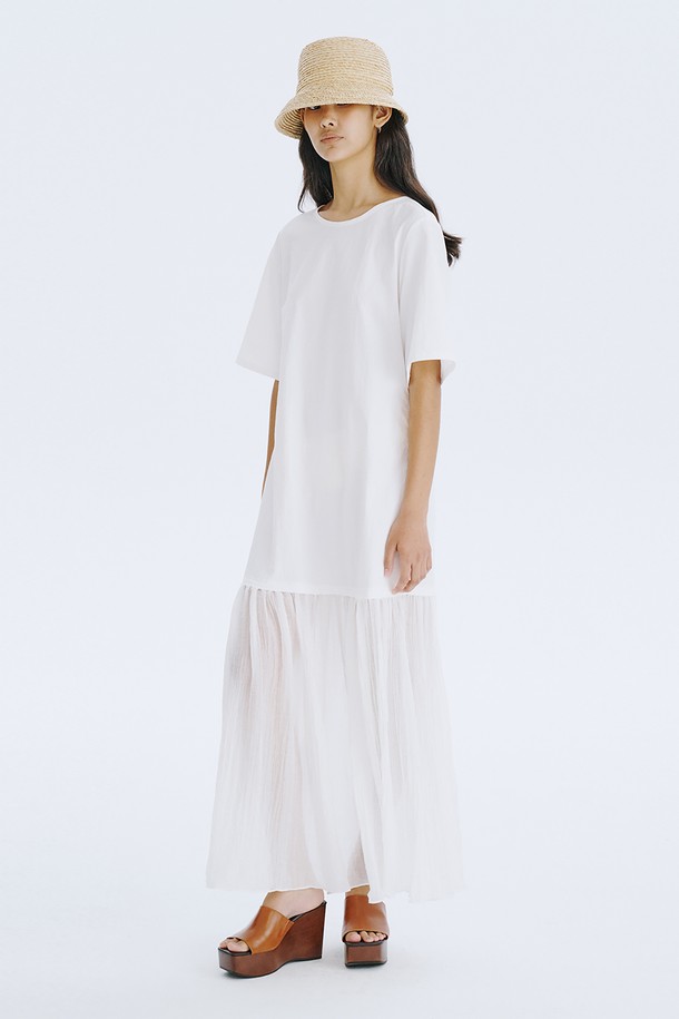 부드러운 촉감의 쉬어한 소재로 제작된 Bare Back Shirring Dress_White는 여성스러운 실루엣을 선사합니다. U넥 라인에 백라인 오픈 디테일과 리본 장식이 포인트이며, A라인 플레어 스커트가 우아한 무드를 연출합니다. 봄, 여름 시즌 일상에서 루즈핏으로 편안하게 즐길 수 있는 반소매 원피스입니다.
