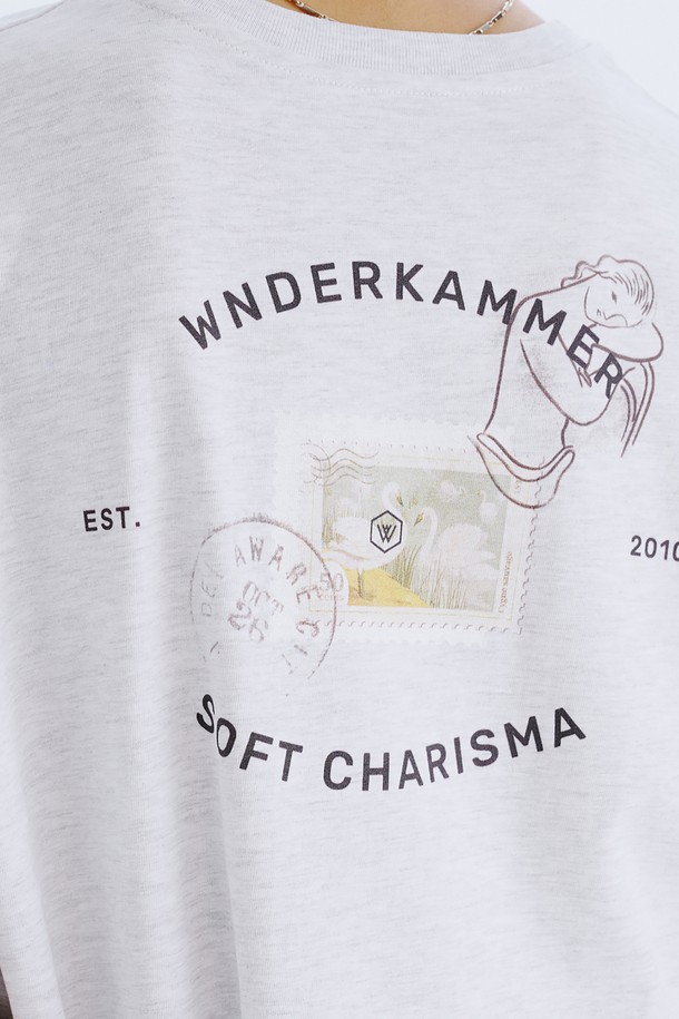 분더캄머 로고와 백조 그래픽이 돋보이는 Post Graphic T_Melange 티셔츠입니다. Charcoal, Light Khaki, Light Yellow 세 가지 색상으로 출시되었으며, 면 소재의 오버핏 반소매 티셔츠입니다. 일상에서 편안하게 착용하기 좋으며, 2025년 6월에 국내에서 제조되었습니다.
