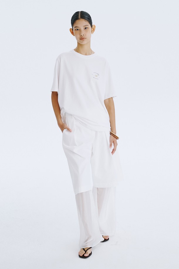 분더캄머의 Post Graphic T_White는 백조 그림과 분더캄머 로고가 엽서 형태로 디자인된 오버핏 반소매 티셔츠입니다. 면 100% 소재로 제작되어 시원하고 편안한 착용감을 선사하며, 화이트, 차콜, 라이트 카키, 라이트 옐로우 4가지 색상으로 출시되었습니다. 일상에서 스트릿, 베이직 스타일을 연출하기 좋으며, 2025년 6월에 (주)분더캄머에서 제조했습니다.
