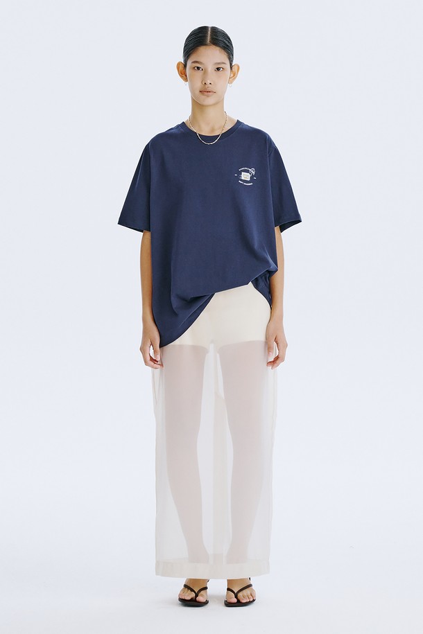분더캄머 로고와 백조 그래픽 프린트가 돋보이는 Post Graphic T_Navy 티셔츠입니다. 부드러운 면 소재로 제작되어 편안한 착용감을 선사하며, 봄, 여름 시즌 일상에서 스트릿 무드를 연출하기 좋습니다. 오버핏 레귤러 기장으로 제작되었으며, 국내에서 생산되어 높은 품질을 자랑합니다.
