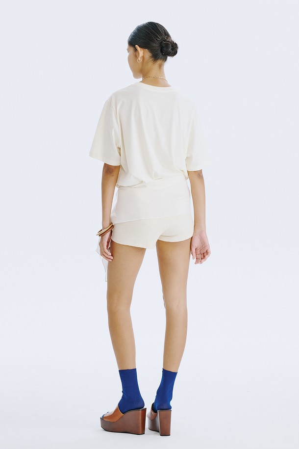 WNDERKAMMER Graphic T_Light Yellow는 분더캄머 로고 모티브 디자인이 돋보이는 오버핏 반소매 티셔츠입니다. Light Yellow, Charcoal, Light Khaki 세 가지 색상으로 출시되었으며, 여름철 일상복으로 활용하기 좋습니다. 면 소재로 제작되어 통풍이 잘 되며, 드라이클리닝을 권장합니다.
