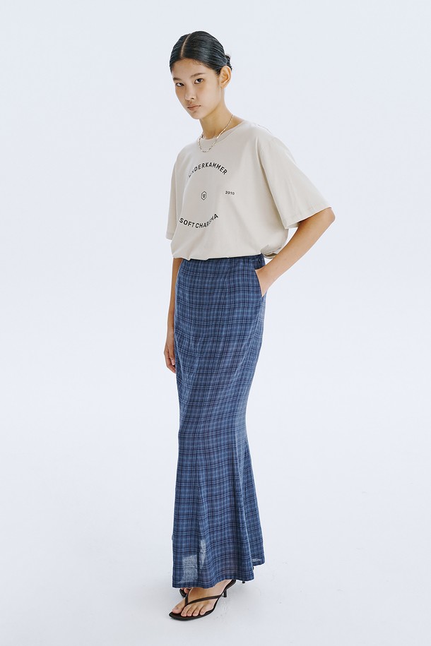 WNDERKAMMER Graphic T_Light Khaki 티셔츠는 봄/여름 시즌에 어울리는 공용 제품으로, 스트릿 무드의 오버핏 디자인이 특징입니다. Light Khaki, Charcoal, Light Yellow 세 가지 컬러로 출시되었으며, 분더캄머 로고와 스트릿한 그래픽이 포인트로 디자인되었습니다. 면 소재로 제작되어 편안한 착용감을 제공하며, 라운드넥과 반소매 기장으로 일상생활에서 폭넓게 활용할 수 있습니다.
