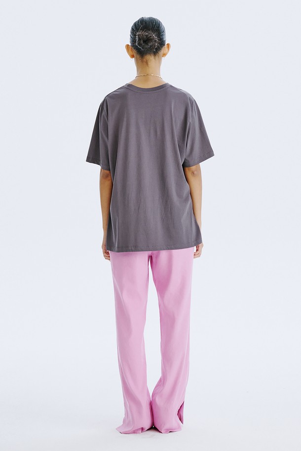 WNDERKAMMER Graphic T_Charcoal은 분더캄머 로고를 모티브로 한 그래픽 디자인이 돋보이는 오버핏 티셔츠입니다. 얇은 면 소재로 제작되어 봄, 여름철에 시원하게 착용 가능하며, Charcoal, Light Khaki, Light Yellow 세 가지 컬러로 출시되어 포인트를 더했습니다. 라운드넥 디자인과 반소매 기장으로 일상에서 스트릿, 미니멀 스타일을 모두 소화할 수 있는 실용적인 아이템입니다.
