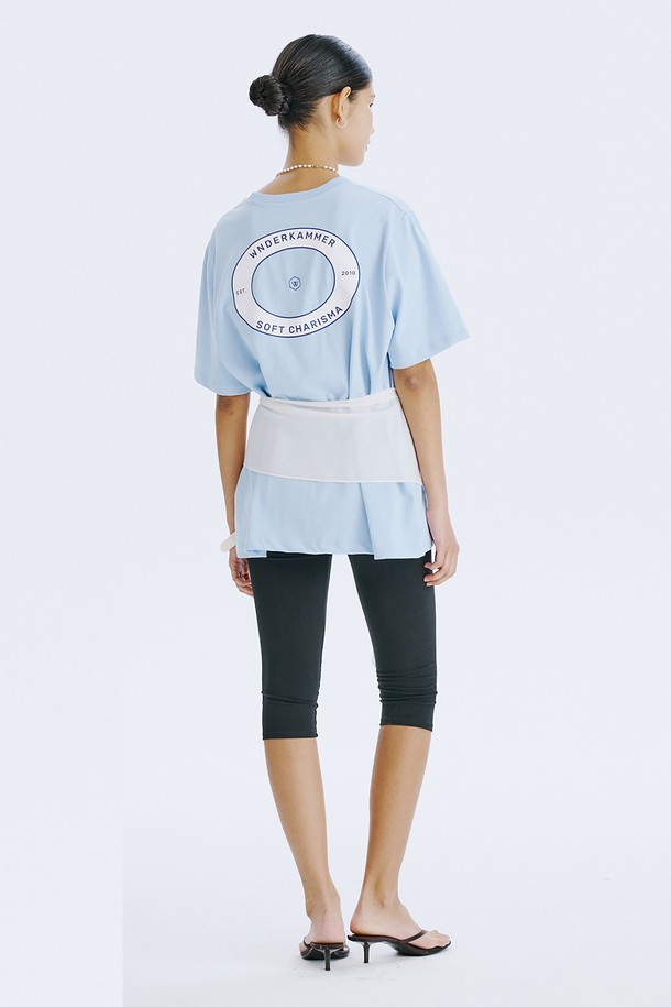 분더캄머 로고를 모티브로 한 라운드 그래픽 티셔츠입니다. 라이트 블루, 네이비, 화이트 3가지 컬러로 제공되며, 봄, 여름 시즌 일상복으로 활용하기 좋습니다. 면 소재의 오버핏 디자인으로, 스트릿한 그래픽과 포인트 컬러가 돋보이는 반소매 티셔츠입니다.
