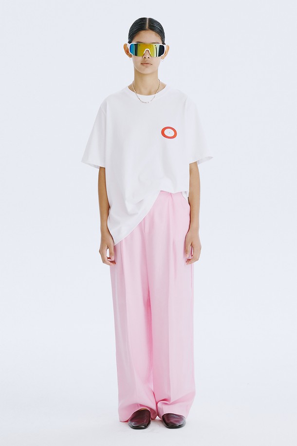 분더캄머 로고 모티브와 스트릿한 그래픽, 포인트 컬러 디자인이 돋보이는 Round Graphic T_White입니다. 면 100% 소재로 제작되어 편안한 착용감을 선사하며, 봄, 여름 시즌에 어울리는 반소매 티셔츠입니다. 오버핏 라운드넥 디자인으로 남녀 공용으로 착용 가능하며, White, Navy, Light Blue 세 가지 컬러로 만나보실 수 있습니다.
