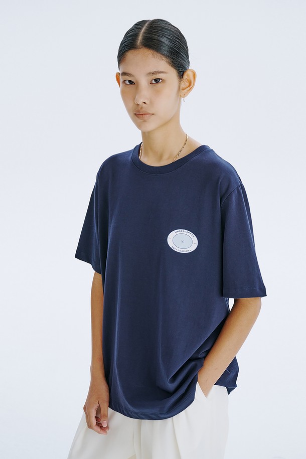 분더캄머 로고 모티브 디자인이 돋보이는 Round Graphic T_Navy 티셔츠입니다. 네이비, 라이트 블루, 화이트 세 가지 색상으로 출시되었으며, 봄/여름 시즌 일상복으로 활용하기 좋습니다. 면 소재의 오버핏 반소매 티셔츠로, 얇은 두께감과 통풍성이 뛰어나 쾌적한 착용감을 선사합니다.
