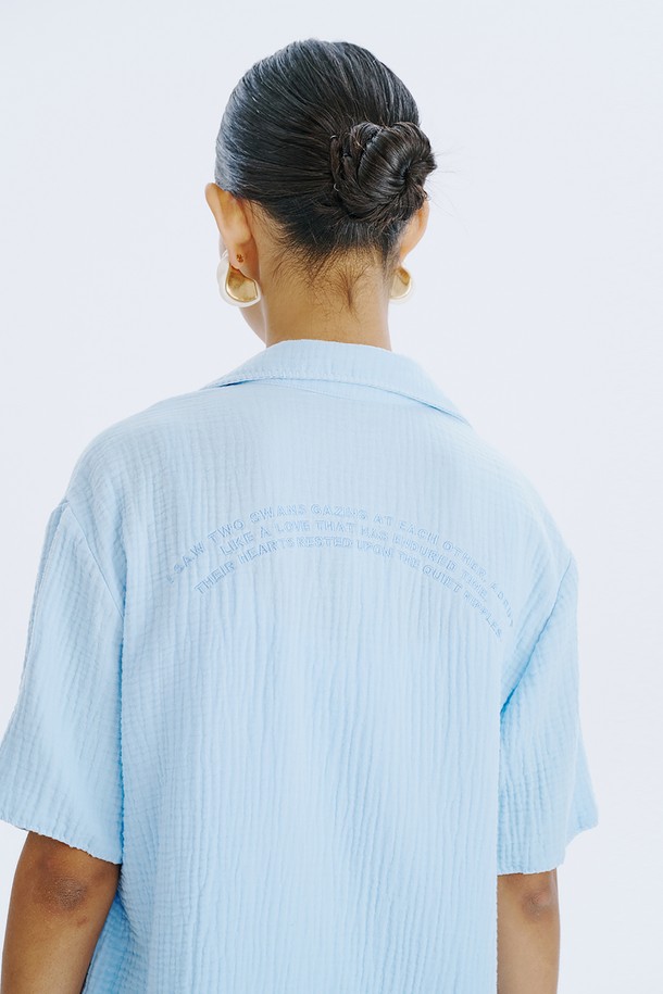 SWAN 하프 셔츠_라이트 블루는 얇고 통기성이 좋은 요루 가공 면 소재로 제작되어 여름철에도 시원하게 착용할 수 있습니다. 셔츠칼라에 반소매 기장, 솔리드핏 디자인으로 미니멀하고 베이직한 스타일을 연출하며, 3겹 천 구조로 견고함을 더했습니다. 은은한 라이트 블루 컬러와 백조 자수 디테일이 돋보이는 데일리 셔츠입니다.
