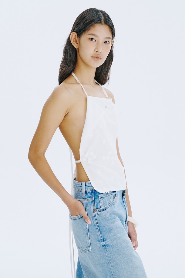 부드러운 아사면 100% 소재의 여성용 스퀘어 넥 민소매 탑입니다. 시원한 여름을 위한 얇은 두께감과 통풍성이 좋은 디자인으로, 꽃 자수 디테일이 은은한 포인트를 더합니다. 레귤러 핏으로 제작되었으며, 레이어드하여 다양한 스타일을 연출하거나 스카프처럼 변형하여 개성 있는 룩을 완성할 수 있습니다.
