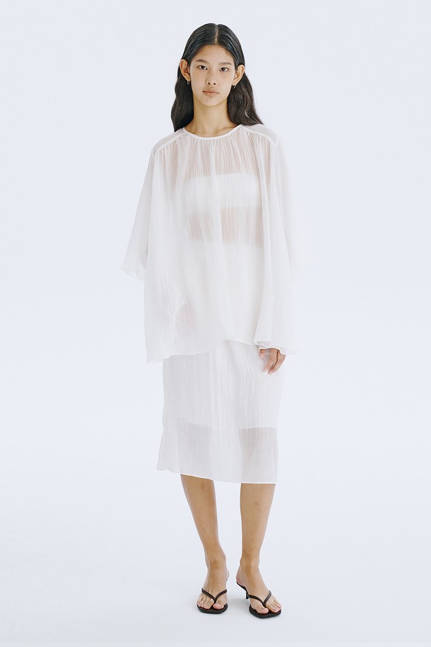 부드러운 텐셀 80%와 나일론 20% 혼방 소재에 시원한 폴리에스터 안감을 더해 시스루 디자인으로 제작된 Sheer Banding Skirt_White입니다. 허리 밴딩으로 편안하게 착용 가능하며, H라인 핏과 얇은 두께감으로 여름철 시원하고 미니멀한 스타일을 연출합니다. 베이직한 디자인에 무지 패턴으로 어떤 상의와도 쉽게 매치하여 일상룩을 완성할 수 있습니다.
