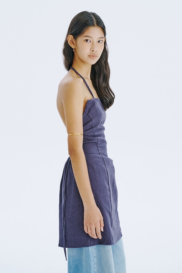 네이비 컬러의 스트랩 미니 드레스는 린넨과 면 혼방 소재로 제작되어 시원하고 편안한 착용감을 선사합니다. 스퀘어넥 라인과 민소매, 등 오픈 디자인, 스트랩 디테일이 특징이며, 여름철 일상, 여행, 휴가 등 다양한 상황에서 미니멀하고 베이직한 스타일을 연출할 수 있습니다. 얇은 두께감으로 통기성이 뛰어나며, 여러 체형을 커버해 주는 디자인으로 드라이클리닝을 권장합니다.
