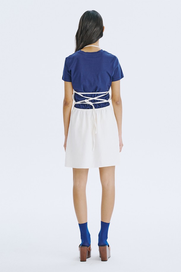 시원한 여름을 위한 린넨 & 면 혼방의 화이트 스트랩 미니 원피스입니다. 캐주얼한 무드의 A라인 핏으로, 스퀘어넥과 등 오픈 디자인, 스트랩 디테일이 여성스러운 포인트를 더합니다. 얇고 통기성이 뛰어나며, 드라이클리닝을 권장합니다.
