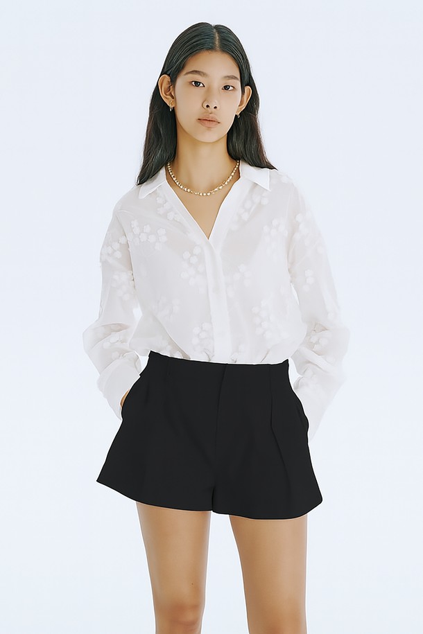 세련된 스타일을 연출하는 25 Tuck Shorts_Black입니다. 허리 턱 디테일과 벨트 착용이 가능한 디자인으로, 루즈핏과 반바지 기장이 편안하면서도 트렌디한 핏을 선사합니다. 면, 폴리에스테르, 나일론 혼방 소재의 무지 디자인으로, 사선 포켓과 지그재그 스티치 디테일이 돋보이는 여름철 데일리 아이템입니다.
