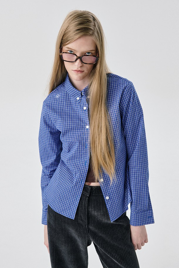 25 레귤러 핏 셔츠_블루는 여성용 셔츠/블라우스로, 빈티지, 클래식, 캐주얼 스타일을 아우릅니다. 시원한 블루 컬러에 면 소재로 제작되어 사계절 내내 착용 가능하며, 레귤러 핏과 긴 소매 기장으로 편안한 착용감을 선사합니다. 체크 패턴과 버튼다운 칼라 디테일이 돋보이며, 왼쪽 가슴 로고 자수 디자인으로 포인트를 더했습니다. 통기성이 좋아 쾌적하며, 출근룩이나 비즈니스 캐주얼, 미니멀한 스타일에도 잘 어울려 데님, 치노팬츠, 스커트 등 다양한 하의와 매치하기 좋습니다.
