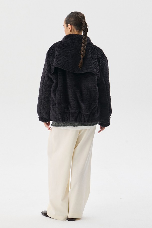 세련된 블랙 컬러의 에코 퍼 점퍼입니다. 부드러운 촉감의 아크릴, 울, 폴리에스테르 혼방 소재로 제작되어 가을, 겨울 시즌 따뜻하게 착용할 수 있습니다. 루즈핏 크롭 기장으로, 캐주얼하면서도 베이직한 스타일을 연출하며, 토글 여밈 방식으로 편안하게 즐길 수 있습니다. 가죽 스트랩 패치와 뒷 덧장 디테일이 돋보이며, 모임룩 또는 연말 모임룩에 추천합니다. 미니멀, 캐주얼, 클래식 등 다양한 스타일을 소화할 수 있는 퍼 코트입니다.
