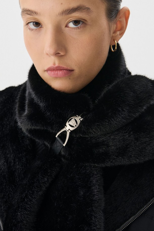 **Mink fur 머플러_Black**는 여성스러운 스타일을 위한 겨울철 필수 아이템입니다. 부드러운 촉감의 인조 밍크퍼 소재와 은은한 광택감이 우아하고 클래식한 분위기를 연출합니다. 블랙과 브라운 두 가지 컬러로 출시되어 다양한 스타일에 매치하기 용이하며, 두꺼운 두께감으로 뛰어난 보온성을 제공합니다. 벨트고리형 디자인으로 다양한 연출이 가능하며, 가벼운 착용감으로 편안하게 착용할 수 있습니다. 로고 디테일이 고급스러움을 더하는 머플러입니다.
