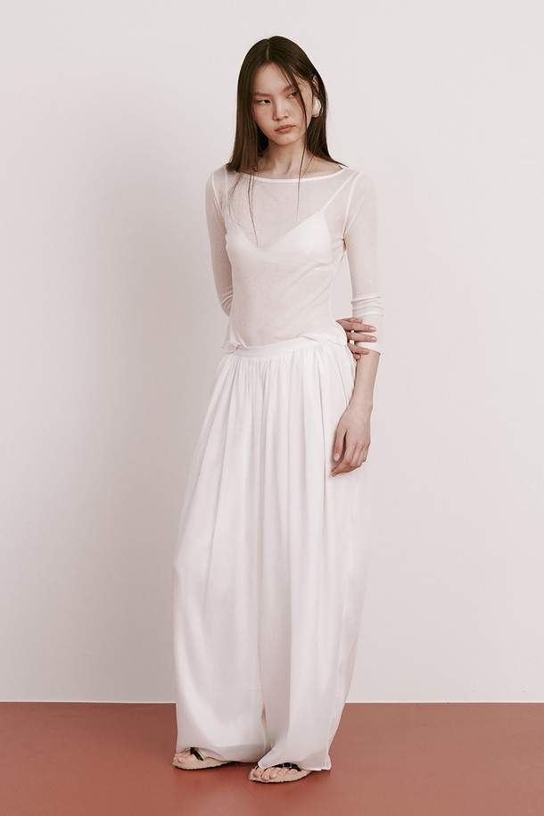 달빛 아래 부드럽게 흩날리는 듯한 "Moon Jar - Shaped Chiffon Pants_White"는 우아하고 미니멀한 스타일을 연출합니다. 얇고 가벼운 시폰 소재에 250% 셔링 디테일을 더해 풍성하면서도 시원한 착용감을 선사하며, 비침 걱정 없는 안감과 허리 밴딩 디자인으로 편안함까지 놓치지 않았습니다. 봄부터 초여름까지, 부드러운 촉감과 루즈핏으로 편안하고 세련된 데일리룩을 완성해보세요.
