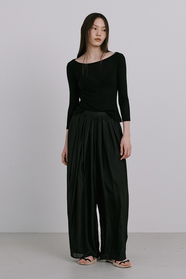 [1차 리오더] Moon Jar - Shaped Chiffon Pants_Black은 우아하고 미니멀한 스타일의 여성용 쉬폰 팬츠입니다. 부드러운 폴리에스테르 소재로 제작되었으며, 얇은 두께감과 비침 걱정 없는 안감 처리가 특징입니다. 250% 셔링 디테일과 허리 밴딩 디자인으로 편안하면서도 흐르는 듯한 실루엣을 연출하며, 봄, 초여름 일상복으로 활용하기 좋습니다.
